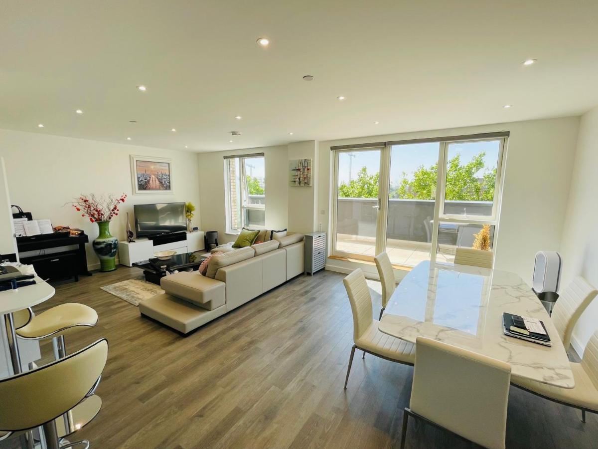 Modern Penthouse Flat With Free Indoor Parking Apartment London Exterior photo