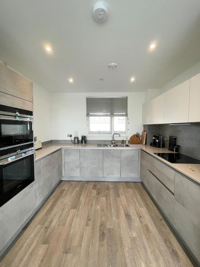 Modern Penthouse Flat With Free Indoor Parking Apartment London Exterior photo