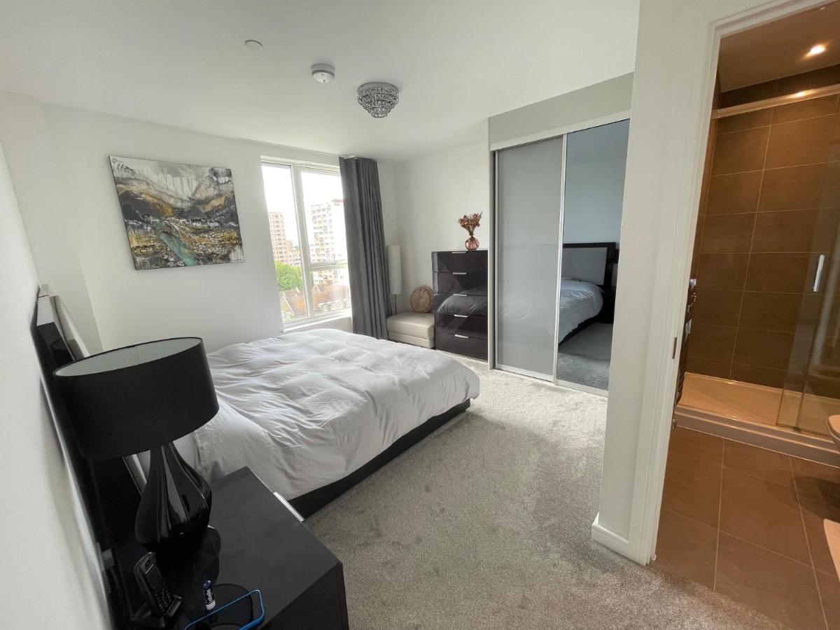 Modern Penthouse Flat With Free Indoor Parking Apartment London Exterior photo